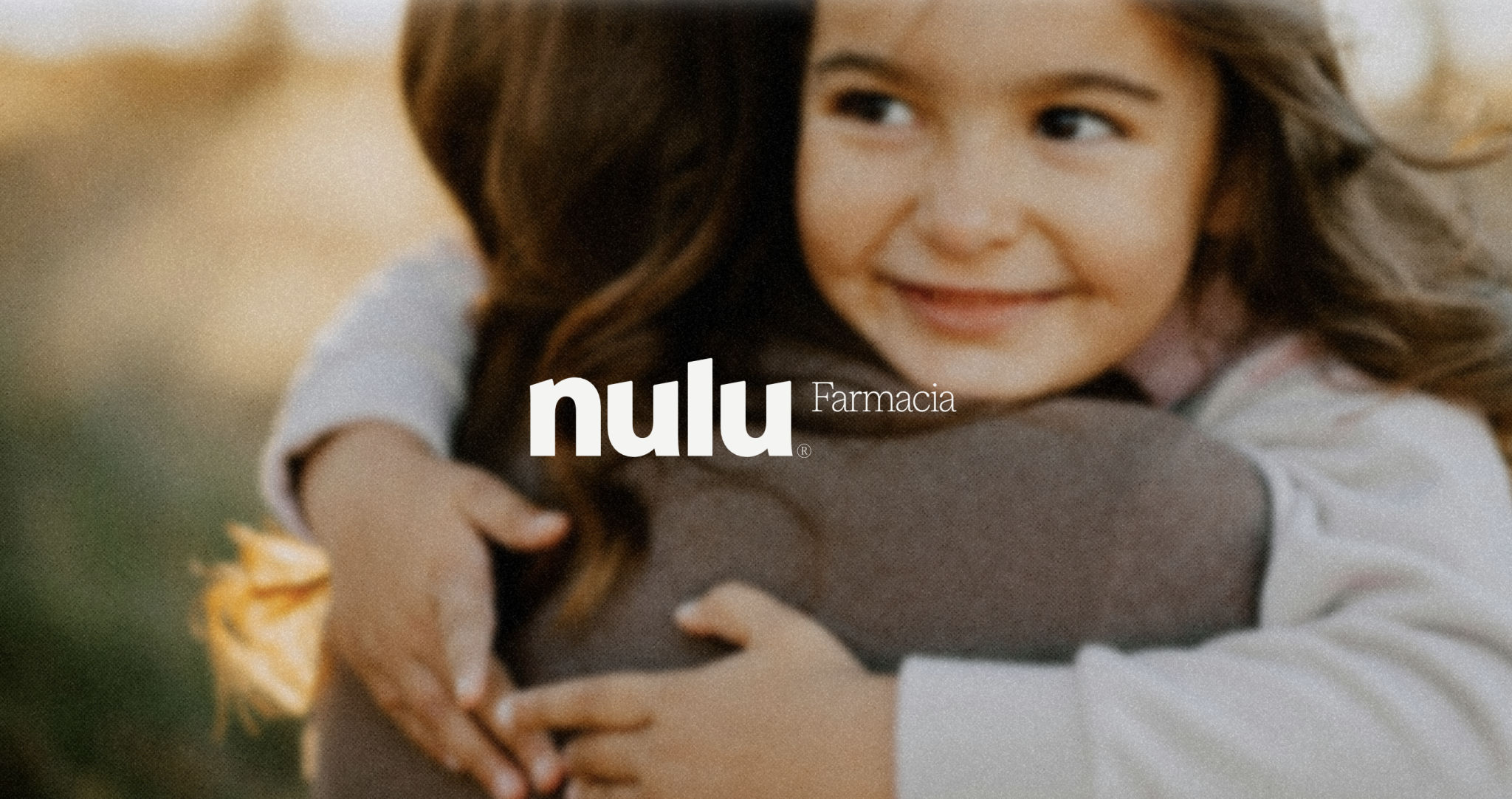 Una niña abraza a un adulto.